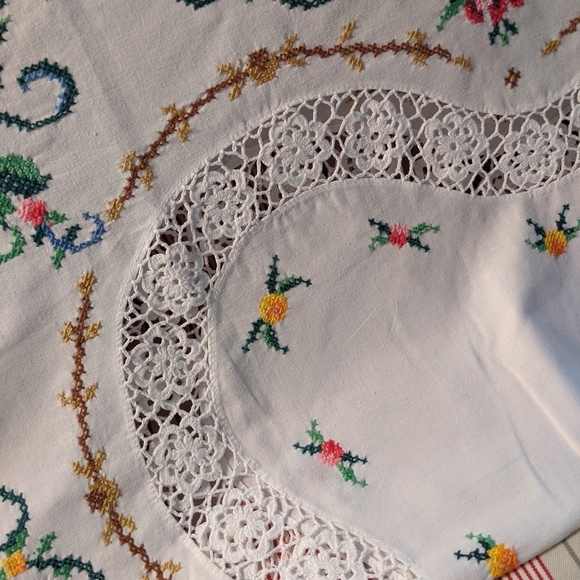 Handmade Italian Lace Bed Cover Embroidered - Picture 7 of 7